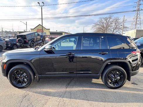 Used 2025 Jeep Grand Cherokee Altitude image 4