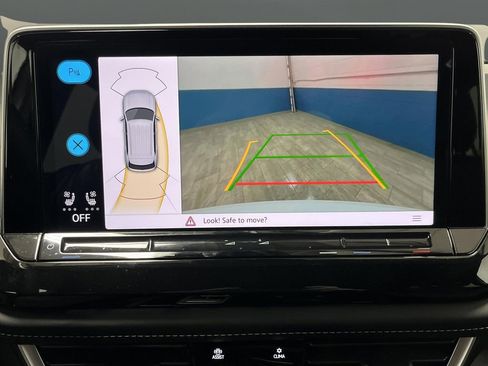 Used 2025 Volkswagen Atlas Cross Sport SE w/ Panoramic Sunroof Package image 10