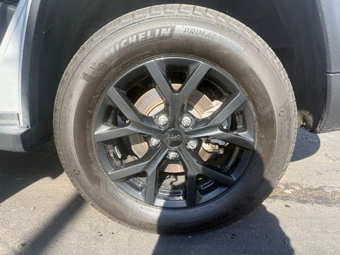 Certified 2024 Jeep Grand Cherokee Altitude AWD/4WD image 30