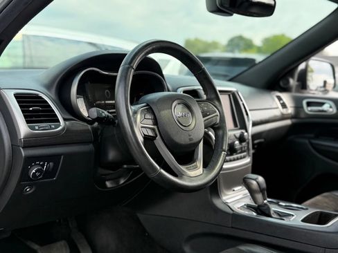 Used 2018 Jeep Grand Cherokee Altitude AWD/4WD image 12