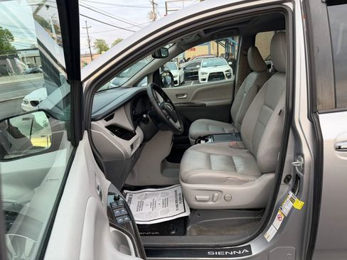 Used 2018 Toyota Sienna XLE w/ XLE Navigation Package AWD/4WD image 16