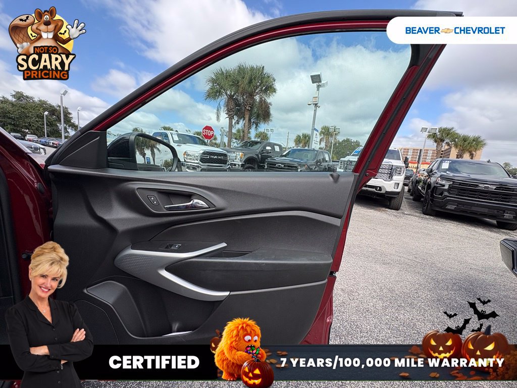 Used 2025 Chevrolet Trax RS w/ Sunroof Package FWD image 32