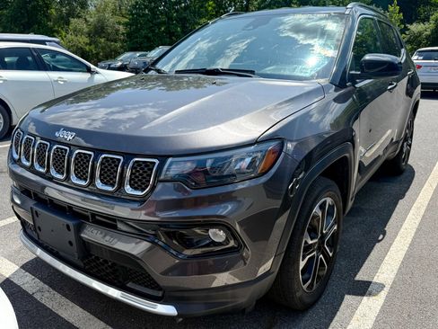Used 2023 Jeep Compass Limited AWD/4WD image 2