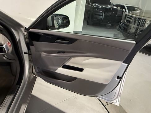 Used 2017 Jaguar XE Premium image 36