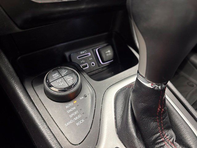 Used 2017 Jeep Cherokee Trailhawk w/ Cold Weather Group AWD/4WD image 22