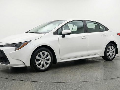 Used 2025 Toyota Corolla LE image 3