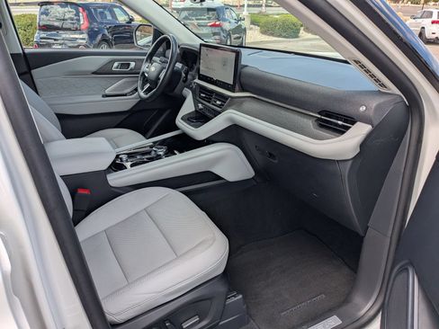 Used 2025 Ford Explorer Platinum w/ Ultimate Package AWD/4WD image 32