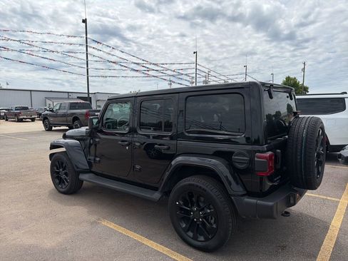 Used 2025 Jeep Wrangler Unlimited Sahara AWD/4WD image 4