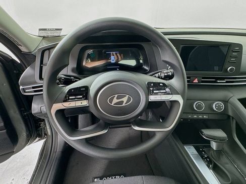Certified 2025 Hyundai Elantra SE image 11