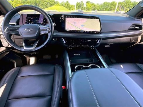 Used 2025 Chevrolet Suburban Z71 AWD/4WD image 7