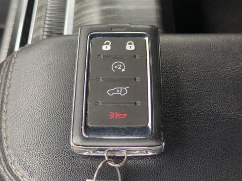 Certified 2024 Jeep Wagoneer L Series II w/ Flexible Seating Group image 32