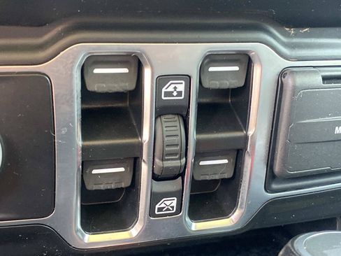 Used 2022 Jeep Wrangler Unlimited Sahara w/ Cold Weather Group AWD/4WD image 33