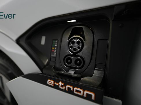 Used 2022 Audi e-tron Premium w/ Convenience Plus Package image 10