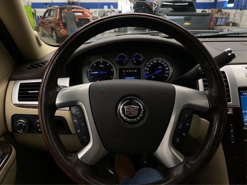 Used 2011 Cadillac Escalade Premium image 22
