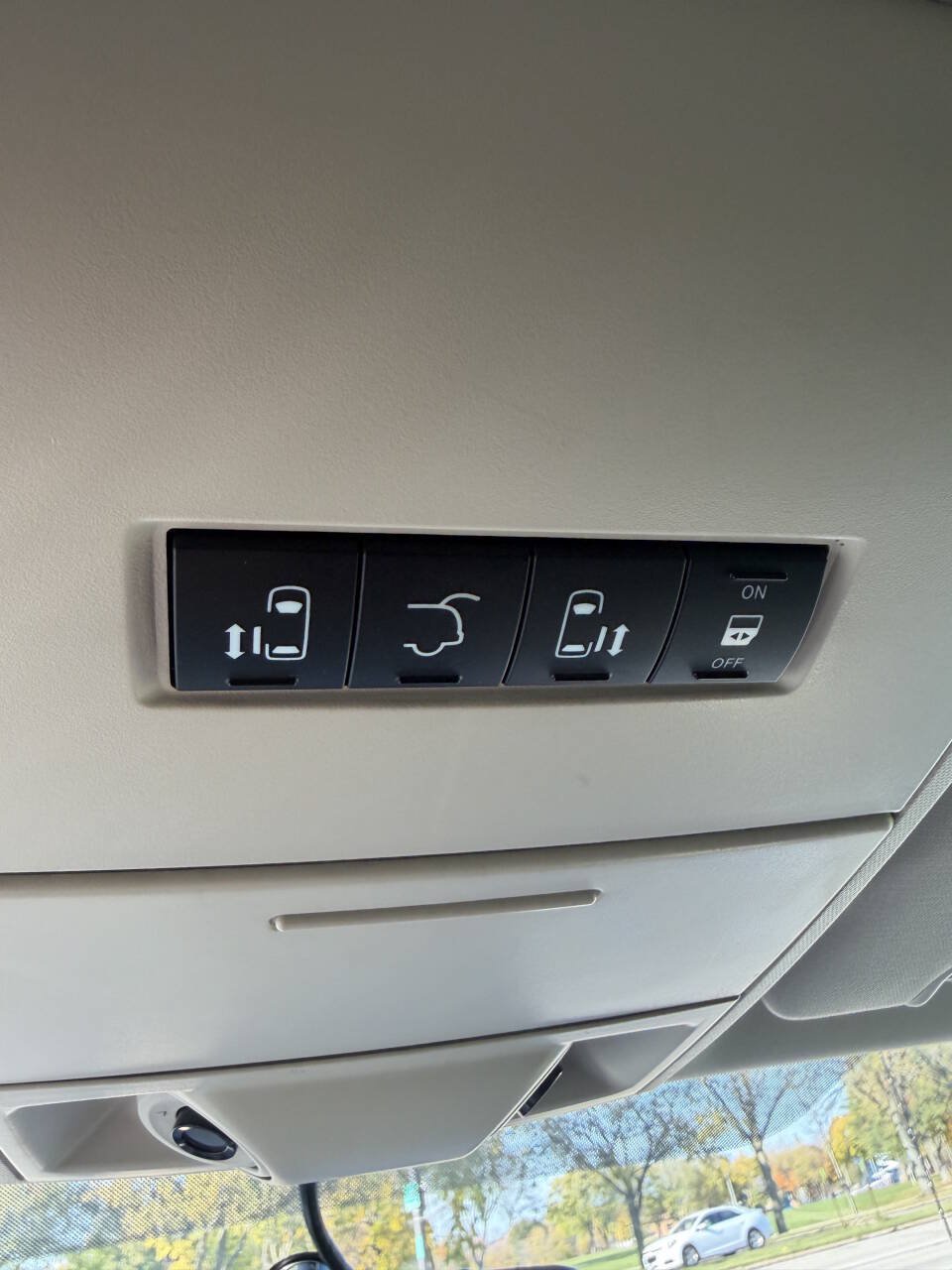Used 2012 Chrysler Town & Country Touring w/ Entertainment Group #1 FWD image 20
