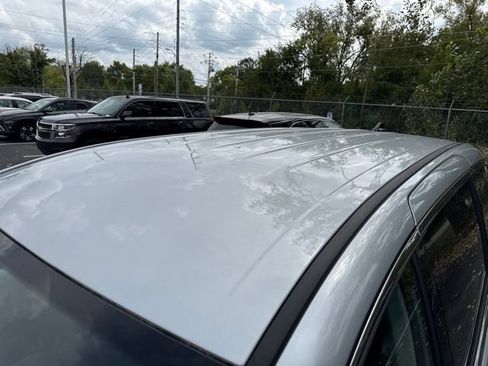 Used 2024 Chrysler Pacifica Touring-L FWD image 11