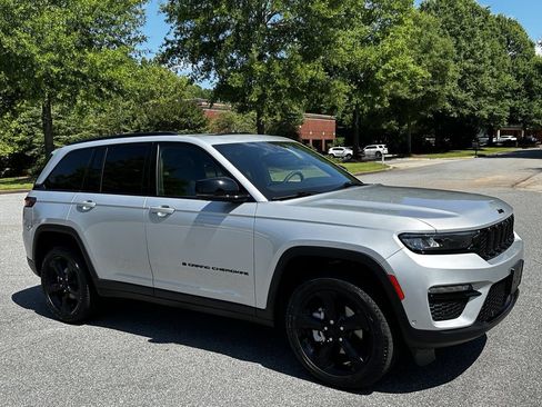 Used 2024 Jeep Grand Cherokee Limited w/ Luxury Tech Group II AWD/4WD image 2
