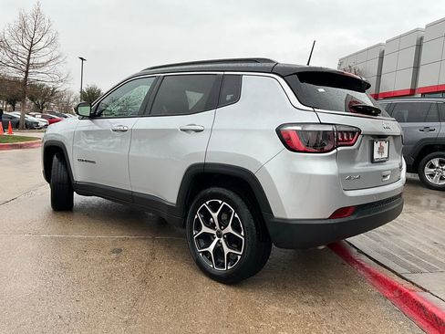 Used 2025 Jeep Compass Limited image 8