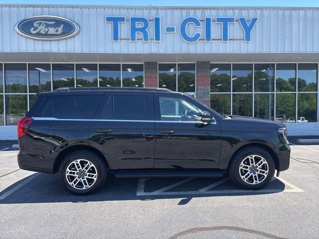 Used 2025 Ford Expedition Active AWD/4WD image 1