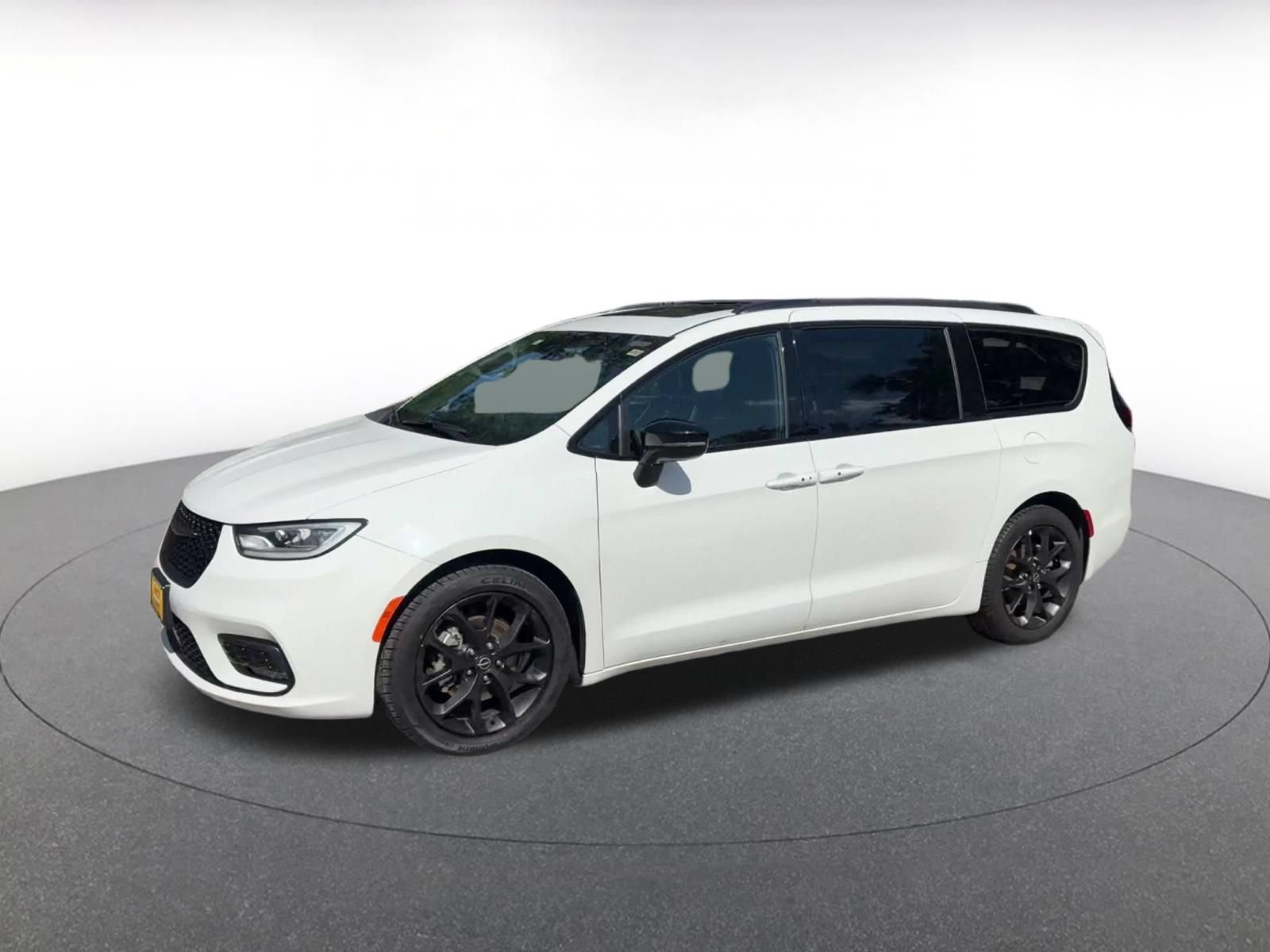 Used 2025 Chrysler Pacifica Limited FWD image 7