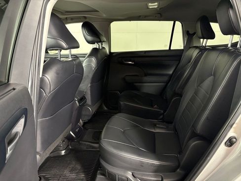 Used 2024 Toyota Highlander XLE FWD image 36