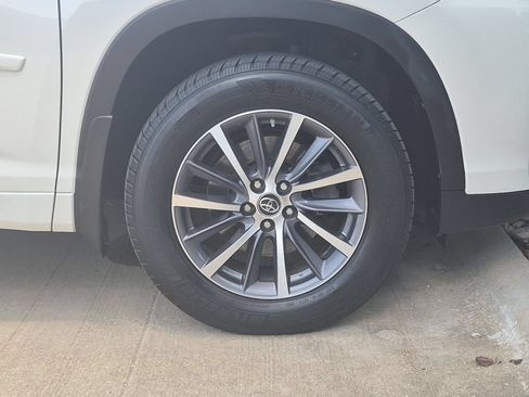 Used 2018 Toyota Highlander XLE AWD/4WD image 36