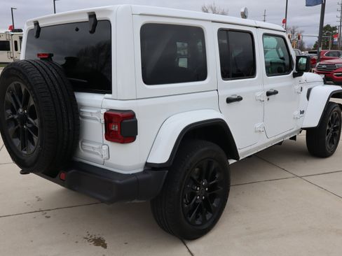 Used 2025 Jeep Wrangler Unlimited Sahara w/ Safety Group AWD/4WD image 5