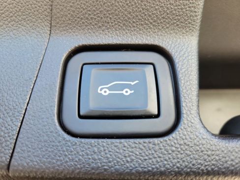 Used 2023 GMC Acadia SLE w/ Driver Convenience Package image 9