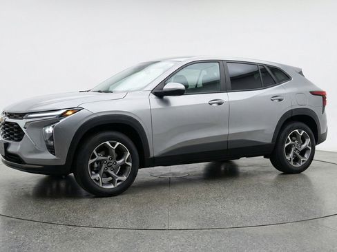 Used 2025 Chevrolet Trax LT w/ LT Convenience Package FWD image 3