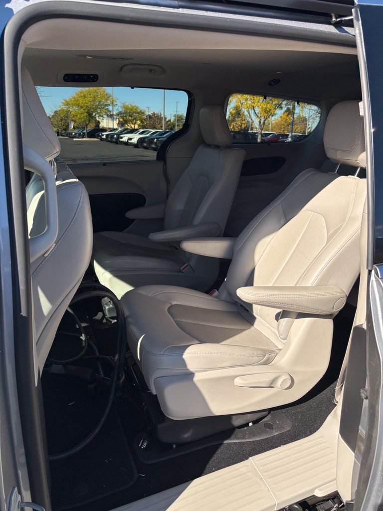 Used 2021 Chrysler Pacifica Touring-L FWD image 5