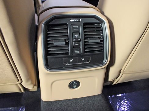 Used 2025 Porsche Macan image 35