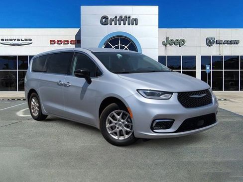 Used 2024 Chrysler Pacifica Touring-L FWD image 2