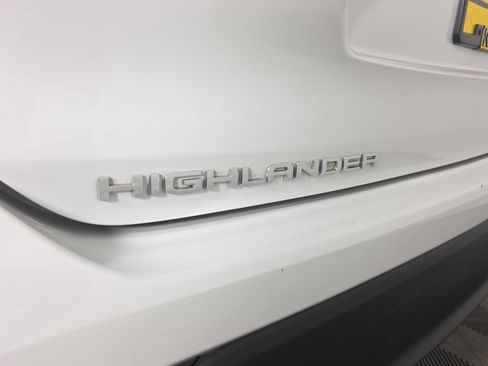Used 2022 Toyota Highlander XLE AWD/4WD image 11