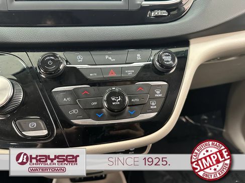 Used 2020 Chrysler Pacifica Touring-L FWD image 28