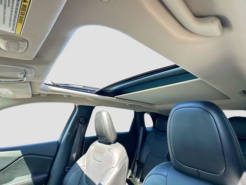 Used 2018 Jeep Cherokee Trailhawk w/ Quick Order Package 27L image 22