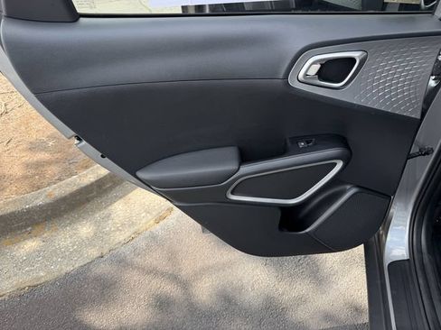 Used 2025 Kia Soul LX w/ LX Technology Package FWD image 18