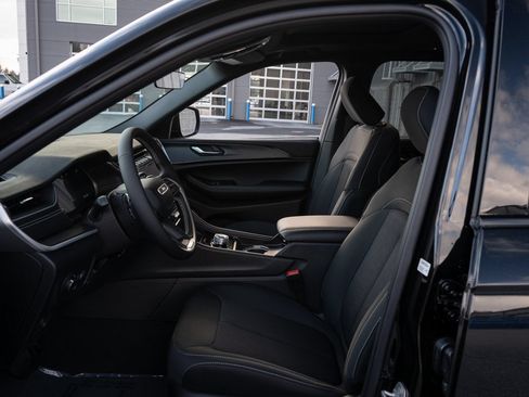 Used 2025 Jeep Grand Cherokee L Laredo RWD image 14