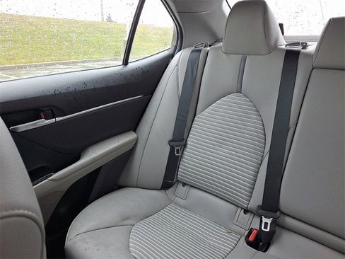 Used 2019 Toyota Camry SE image 18