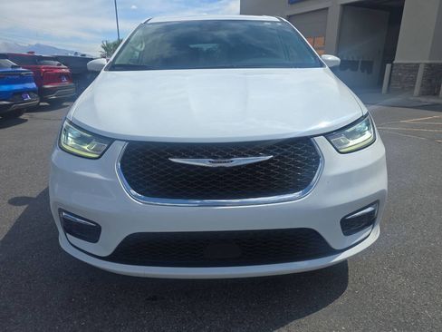 Used 2023 Chrysler Pacifica Touring-L FWD image 2