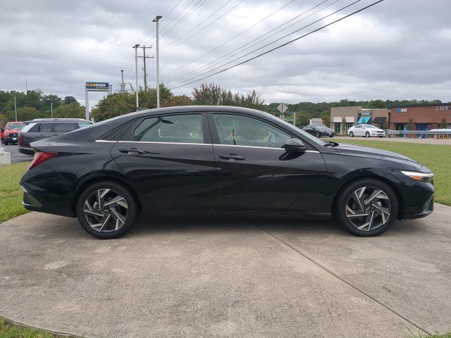 Used 2025 Hyundai Elantra SEL FWD image 3