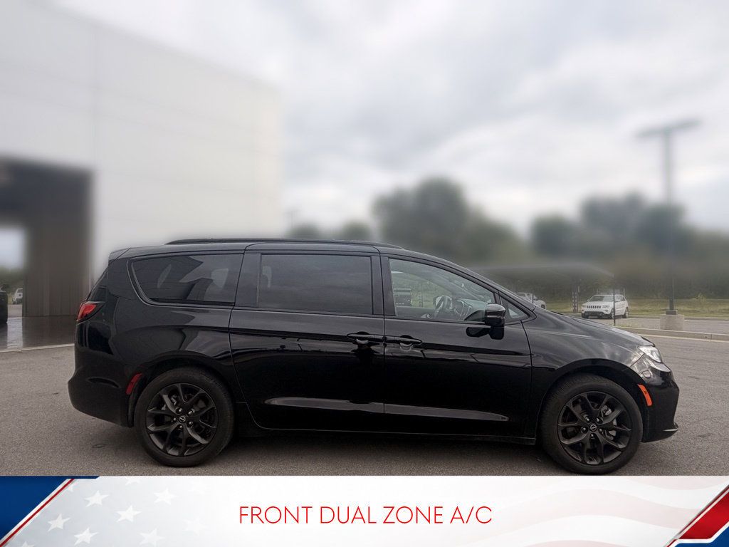 Used 2025 Chrysler Pacifica Limited AWD/4WD image 4