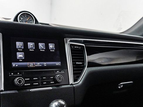 Used 2018 Porsche Macan S image 22