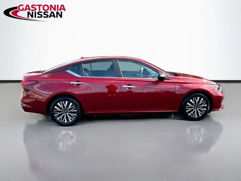 Used 2025 Nissan Altima 2.5 SV FWD image 10