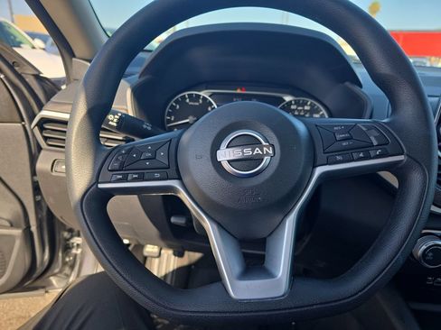 Used 2025 Nissan Altima 2.5 SV FWD image 13