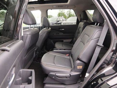 Used 2025 Nissan Pathfinder SL w/ SL Premium Package image 11