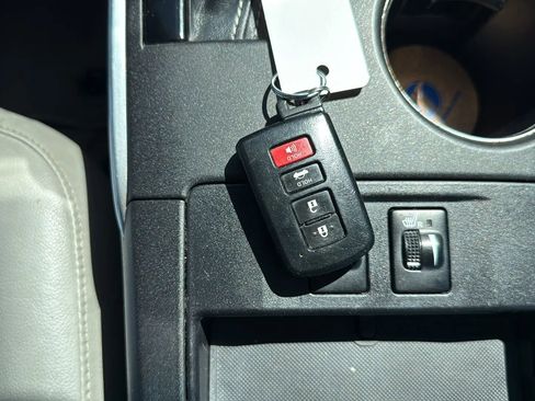 Used 2015 Toyota Camry XLE image 22