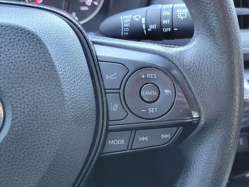 Used 2022 Toyota RAV4 XLE image 28