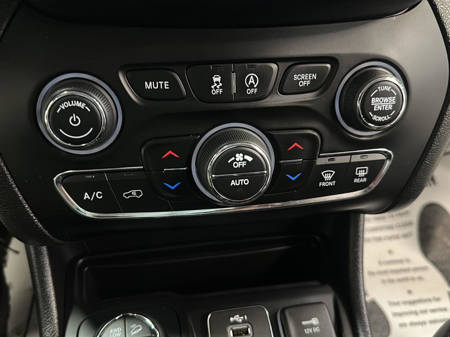 Used 2020 Jeep Cherokee Trailhawk w/ Comfort/Convenience Group AWD/4WD image 23
