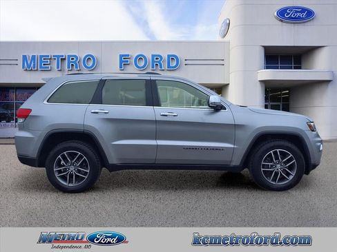 Used 2017 Jeep Grand Cherokee Limited w/ Luxury Group II image 2