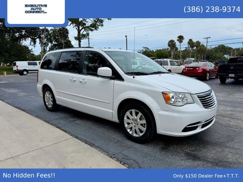 Used 2016 Chrysler Town & Country LX FWD image 3
